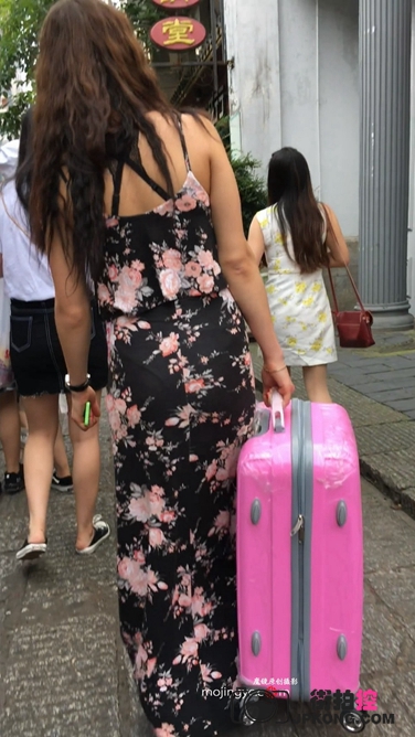 牡丹贴身长裙曼妙身材美女[MP4/2GB]