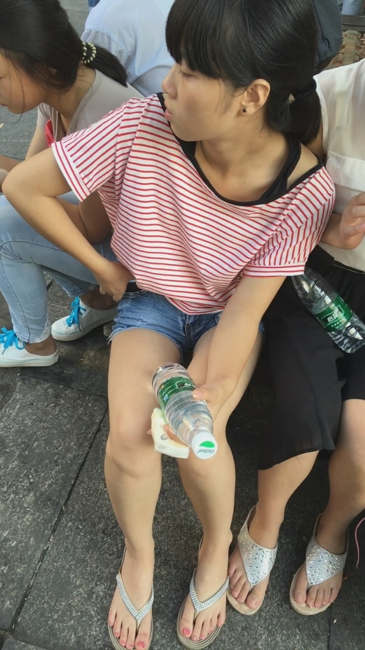 超紧绷热裤小妹[MP4/2GB]