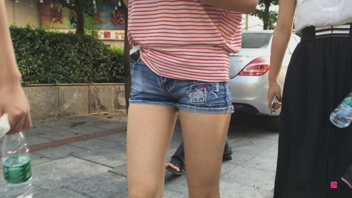 超紧绷热裤小妹[MP4/2GB]