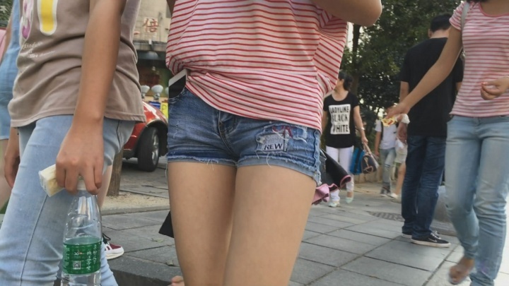 超紧绷热裤小妹[MP4/2GB]