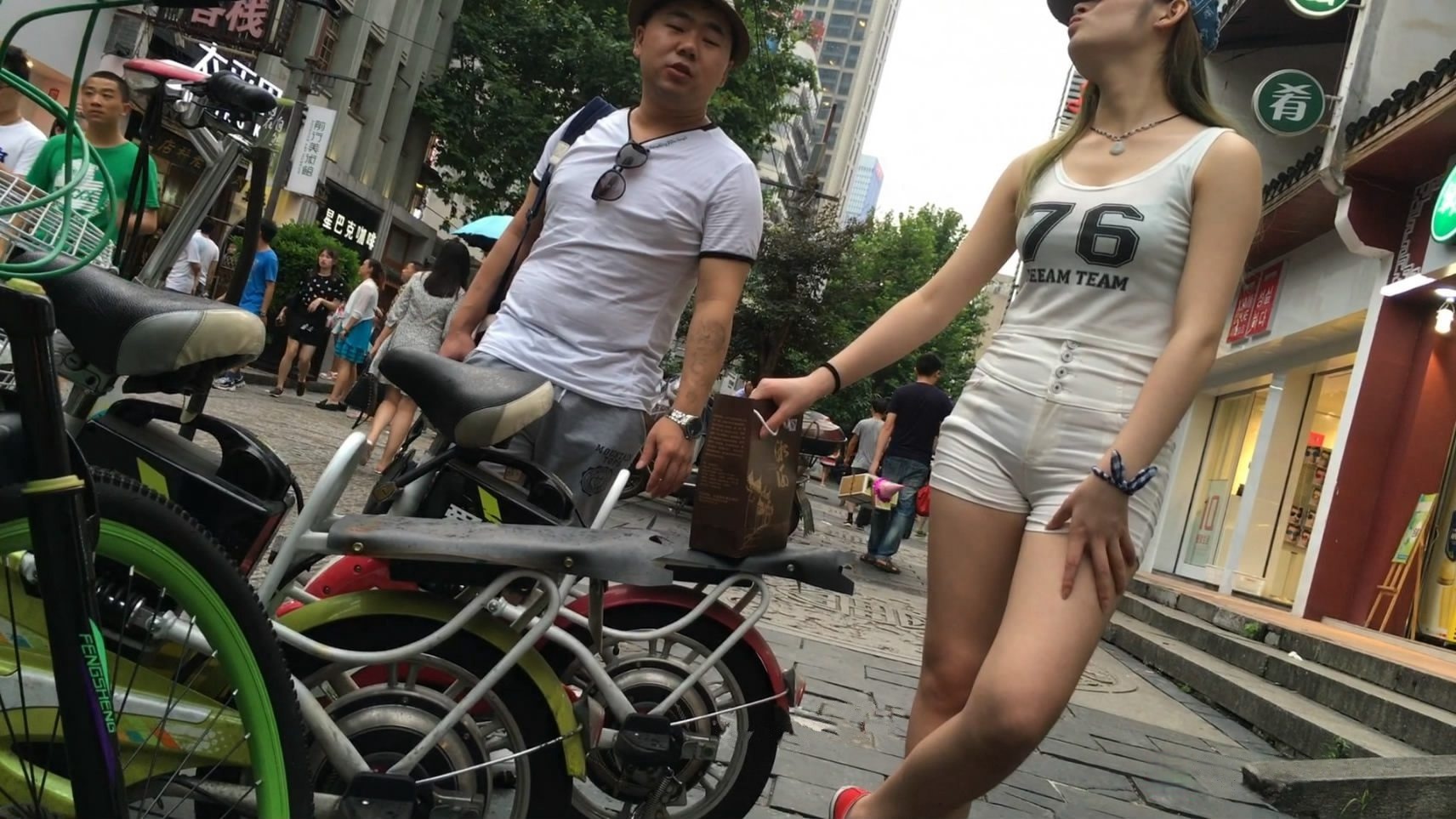 紧身白热裤鸭舌帽丰臀小妹[MP4/1.9GB]