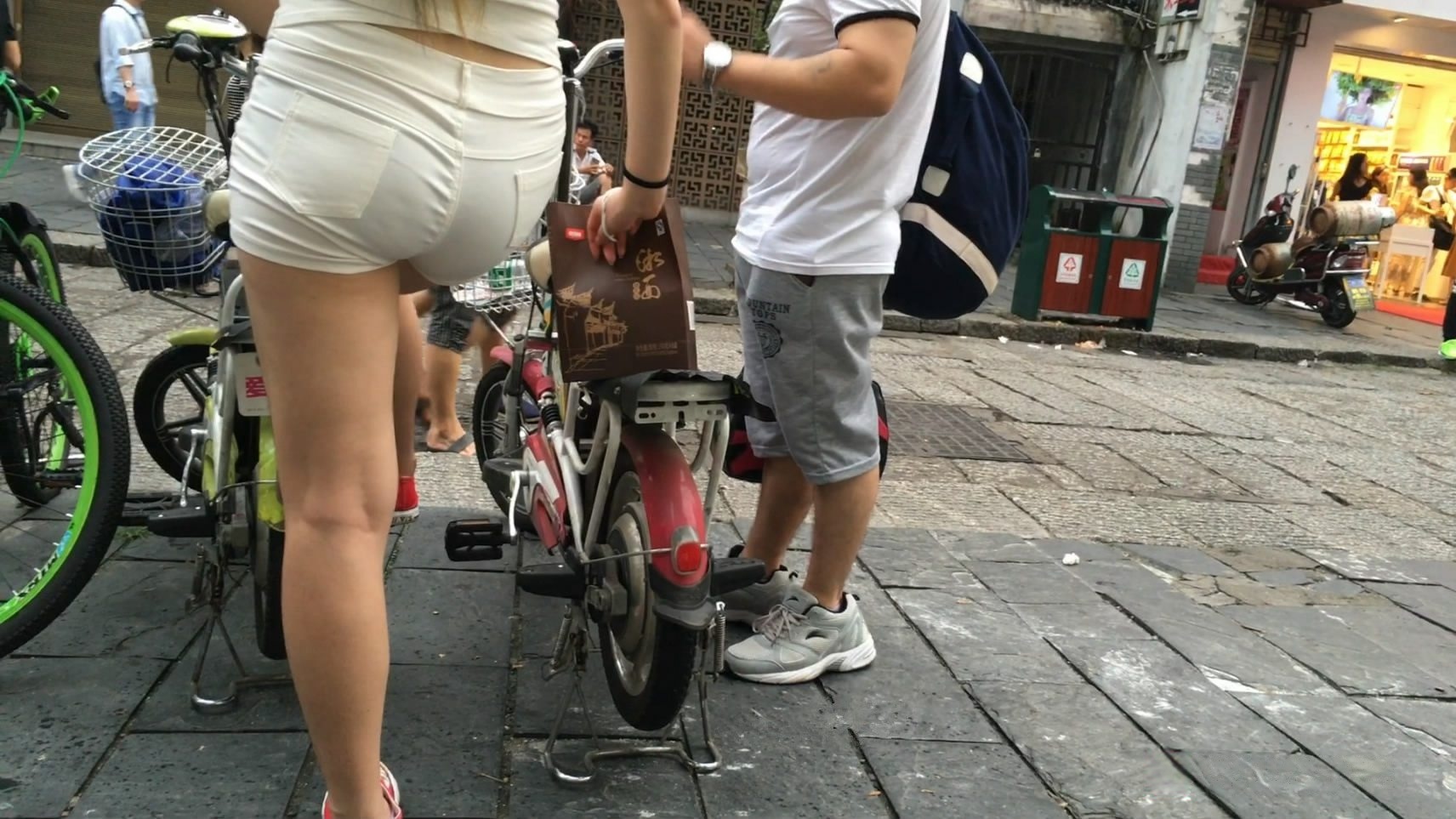 紧身白热裤鸭舌帽丰臀小妹[MP4/1.9GB]