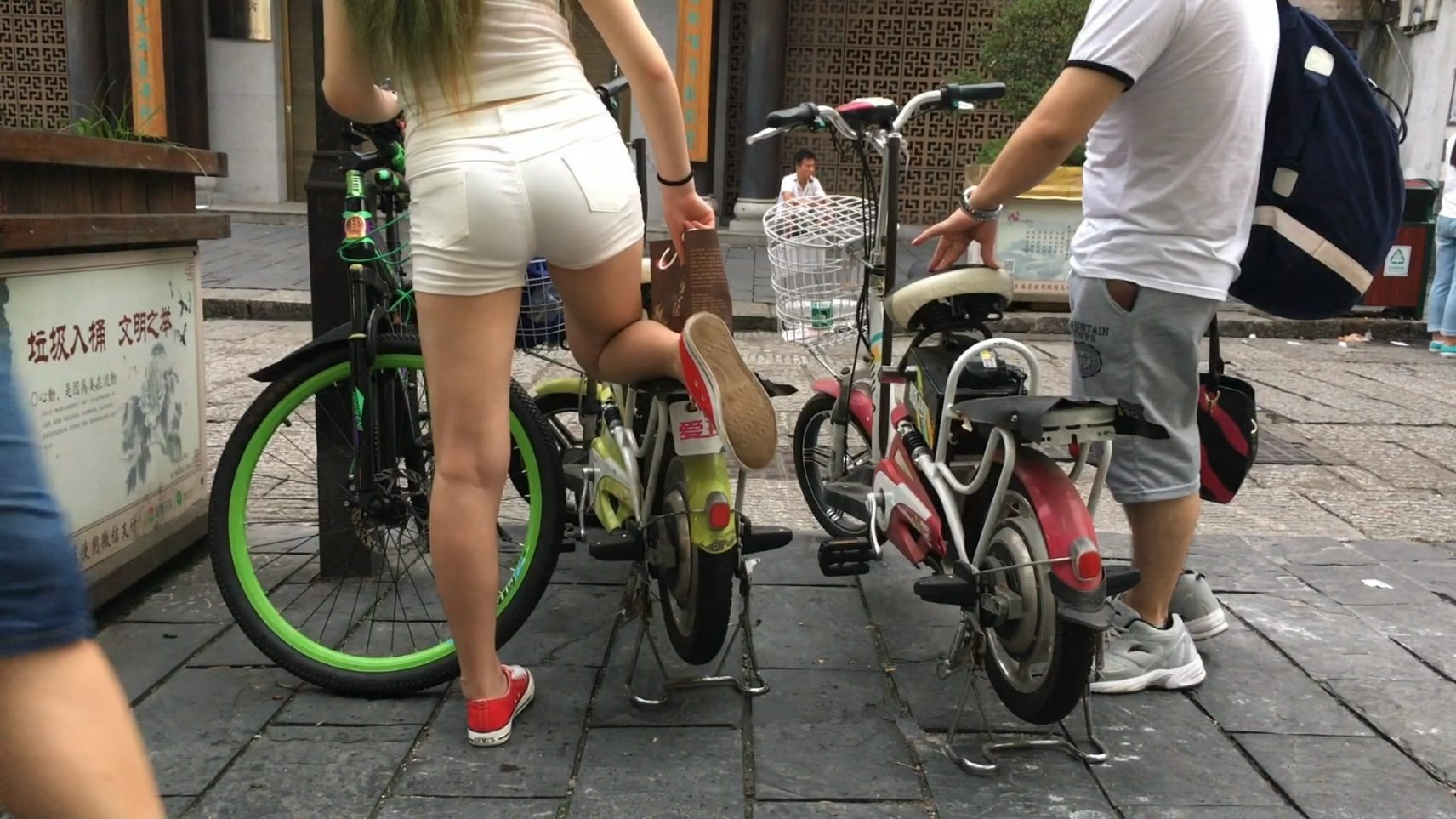 紧身白热裤鸭舌帽丰臀小妹[MP4/1.9GB]