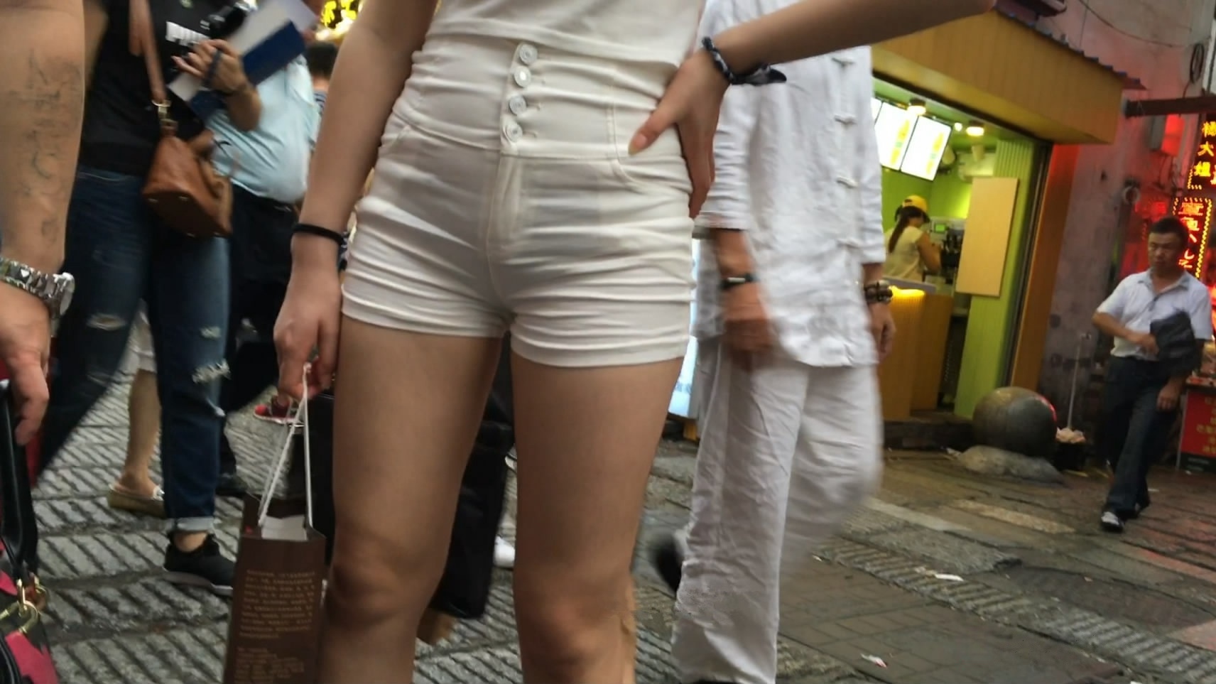 紧身白热裤鸭舌帽丰臀小妹[MP4/1.9GB]