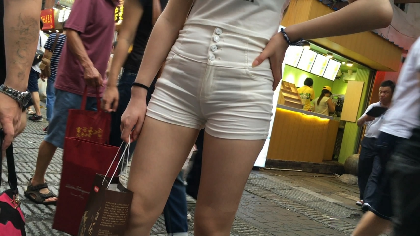 紧身白热裤鸭舌帽丰臀小妹[MP4/1.9GB]