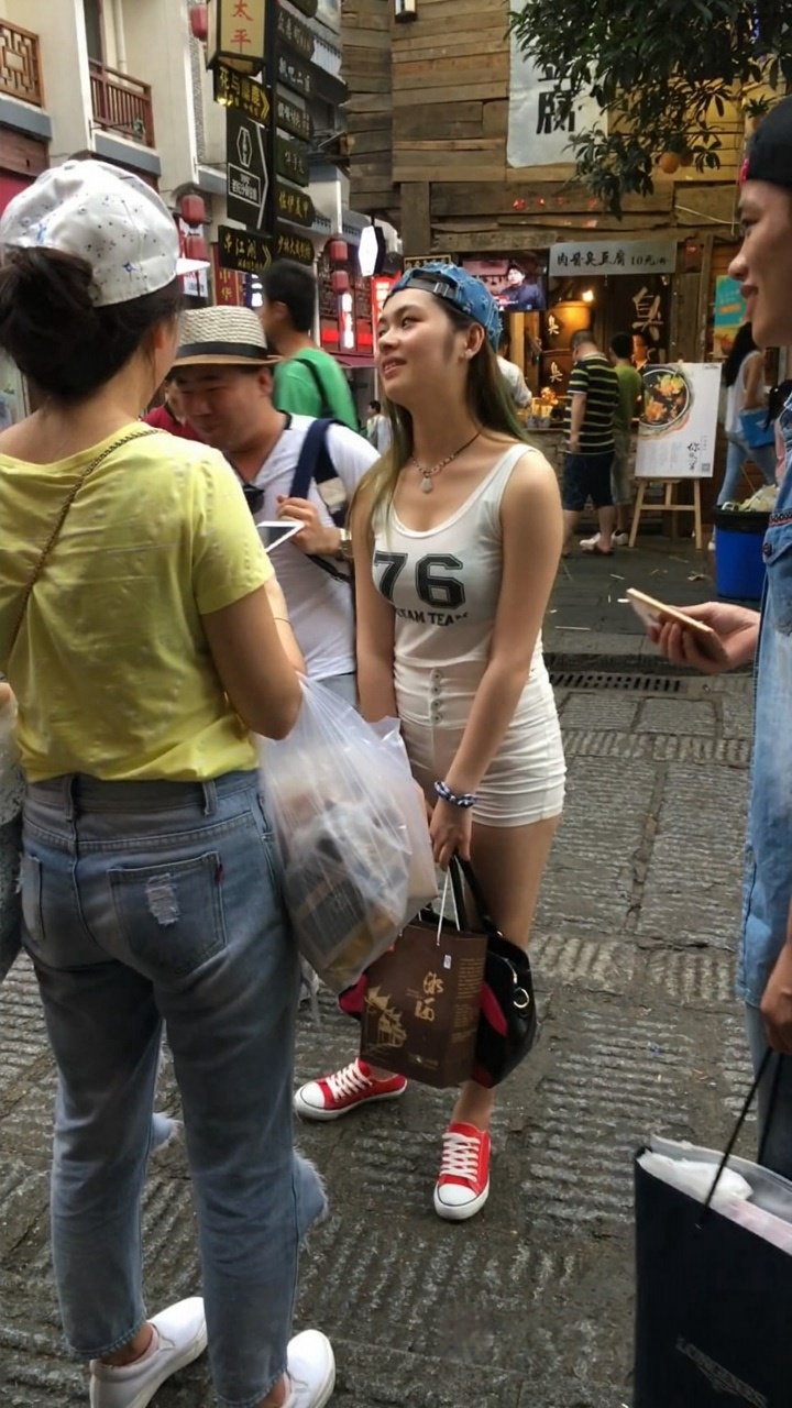 紧身白热裤鸭舌帽丰臀小妹[MP4/1.9GB]