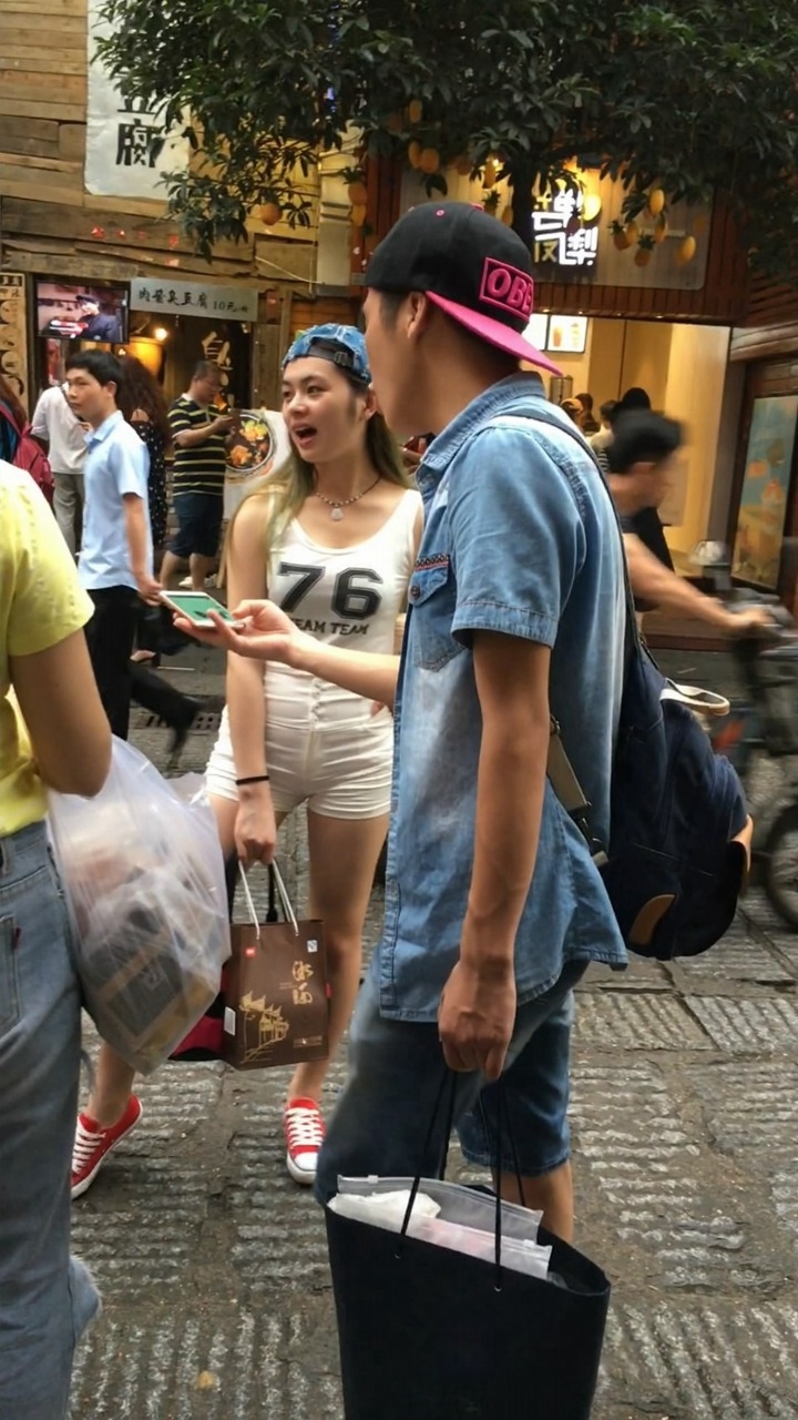 紧身白热裤鸭舌帽丰臀小妹[MP4/1.9GB]