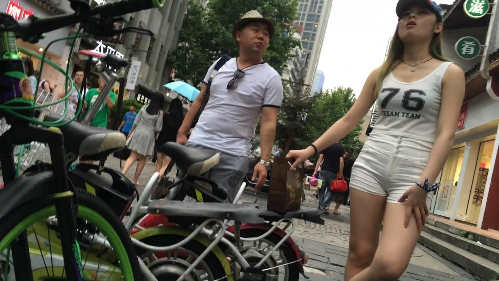 紧身白热裤鸭舌帽丰臀小妹[MP4/1.9GB]