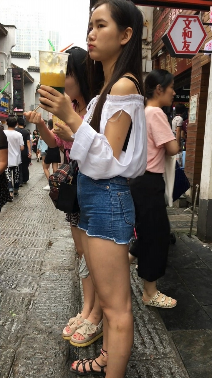 清秀的蓝牛翘臀美眉[MP4/1.9GB]