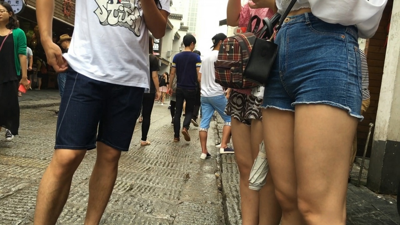 清秀的蓝牛翘臀美眉[MP4/1.9GB]