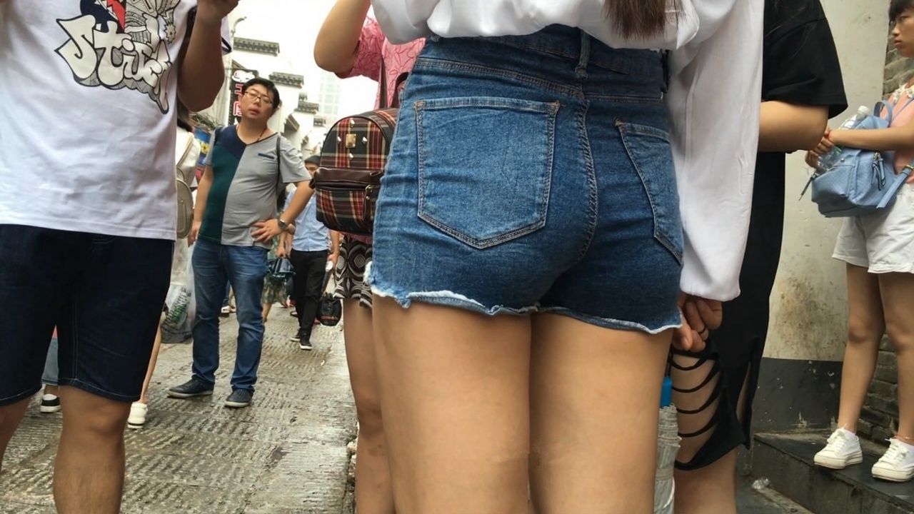 清秀的蓝牛翘臀美眉[MP4/1.9GB]