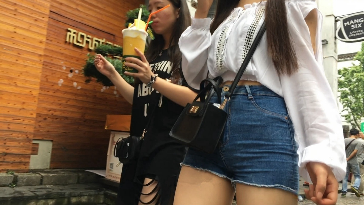 清秀的蓝牛翘臀美眉[MP4/1.9GB]