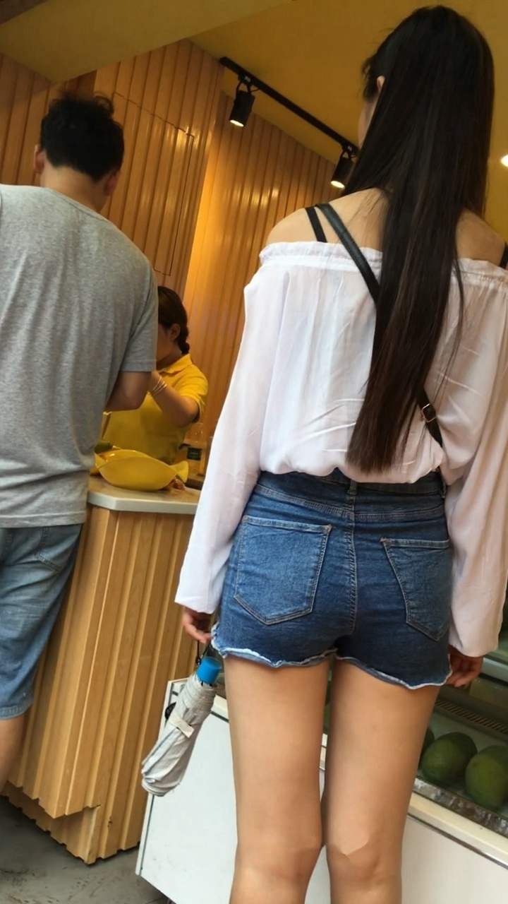 清秀的蓝牛翘臀美眉[MP4/1.9GB]