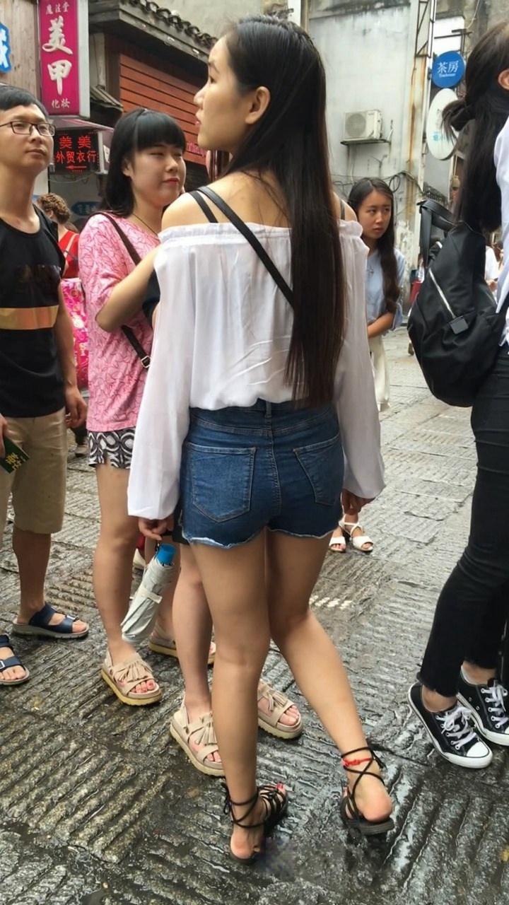 清秀的蓝牛翘臀美眉[MP4/1.9GB]