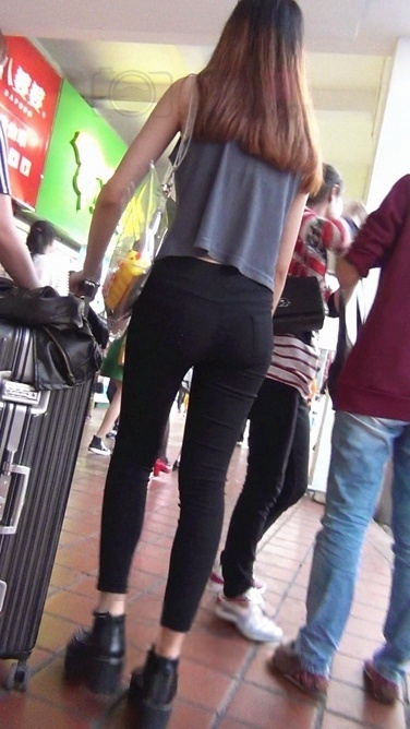 长腿圆臀打底黑裤少女[296M/M2TS]