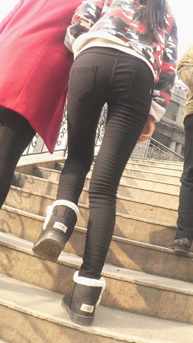 极品紧身裤MT少女过天桥，翘臀很诱人[400M/AVI]