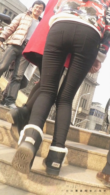 极品紧身裤MT少女过天桥，翘臀很诱人[400M/AVI]