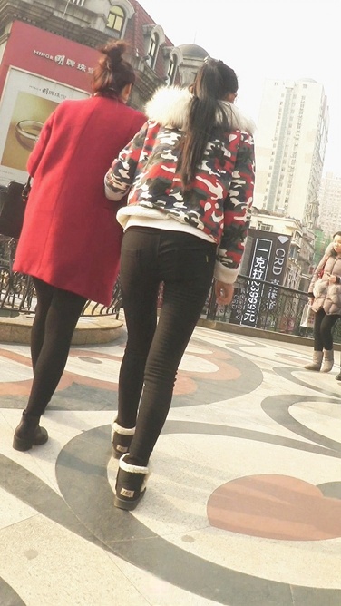 极品紧身裤MT少女过天桥，翘臀很诱人[400M/AVI]