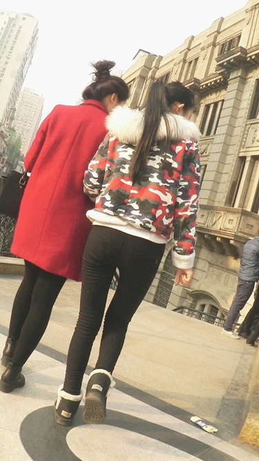 极品紧身裤MT少女过天桥，翘臀很诱人[400M/AVI]