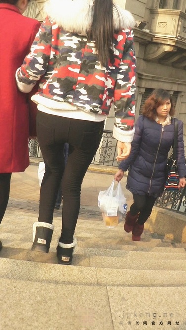 极品紧身裤MT少女过天桥，翘臀很诱人[400M/AVI]