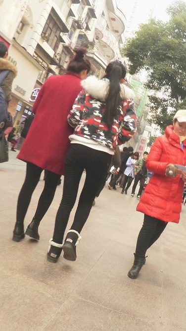 极品紧身裤MT少女过天桥，翘臀很诱人[400M/AVI]