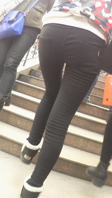 极品紧身裤MT少女过天桥，翘臀很诱人[400M/AVI]