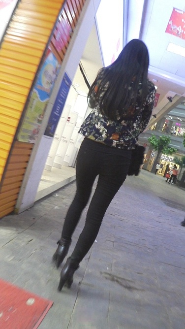 极品高挑紧身翘臀妞[419M/AVI]