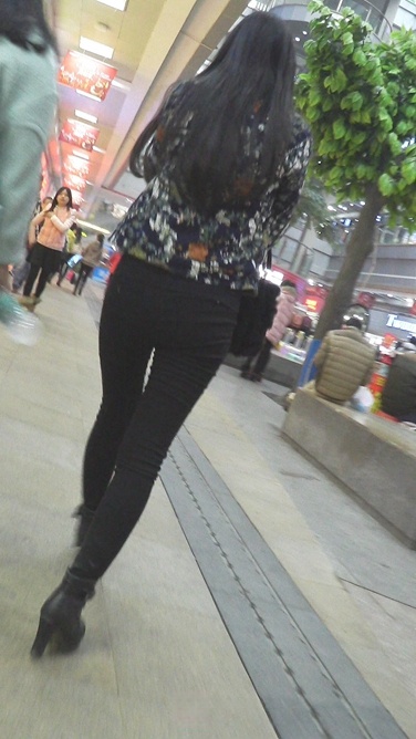 极品高挑紧身翘臀妞[419M/AVI]