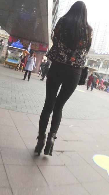 极品高挑紧身翘臀妞[419M/AVI]