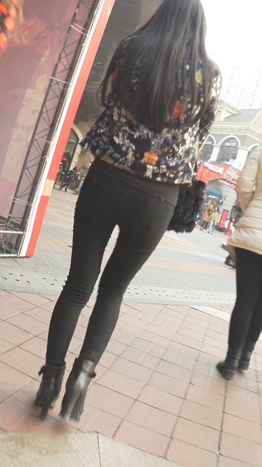 极品高挑紧身翘臀妞[419M/AVI]