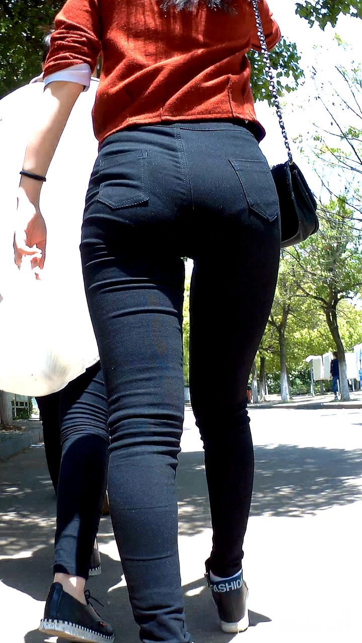 极品苹果臀高腰紧身黑裤大学妹，紧到令人窒息，鲍鱼都...