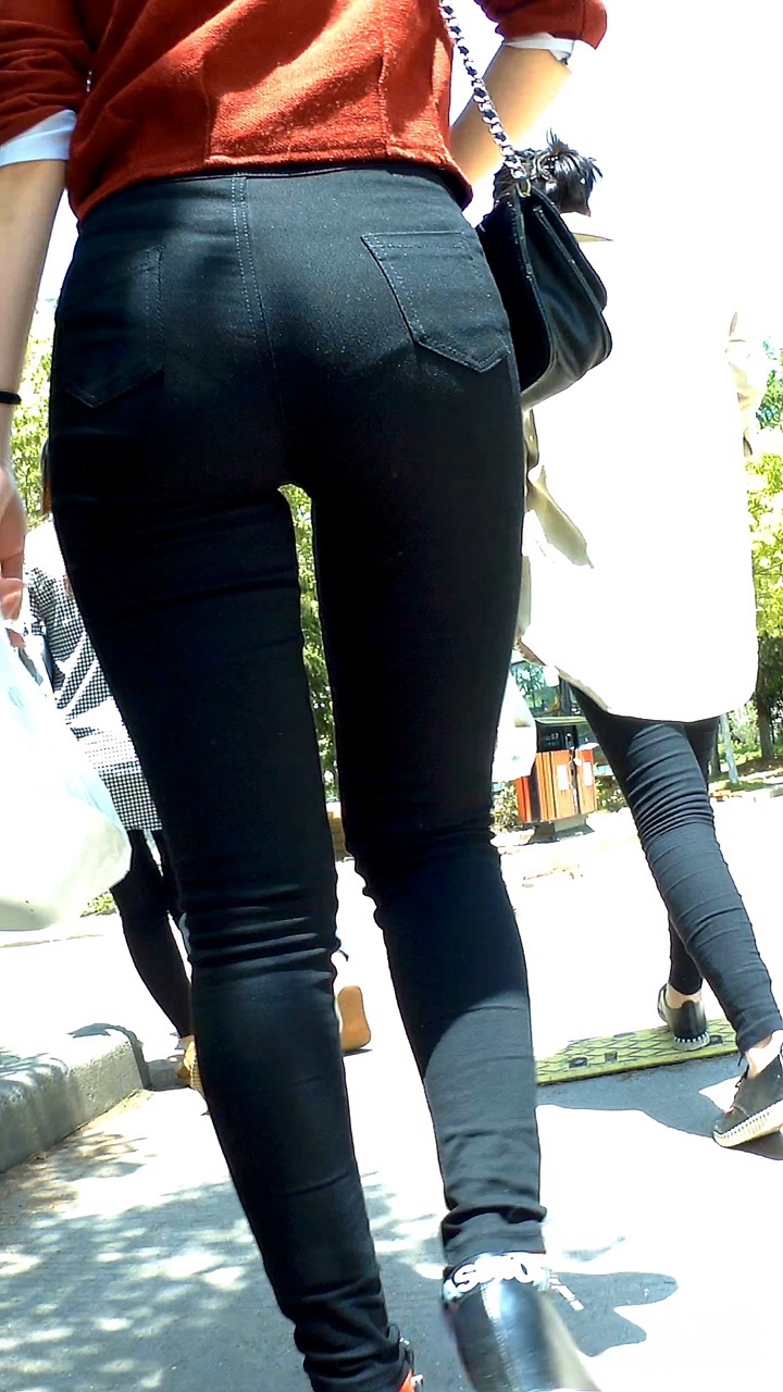 极品苹果臀高腰紧身黑裤大学妹，紧到令人窒息，鲍鱼都...
