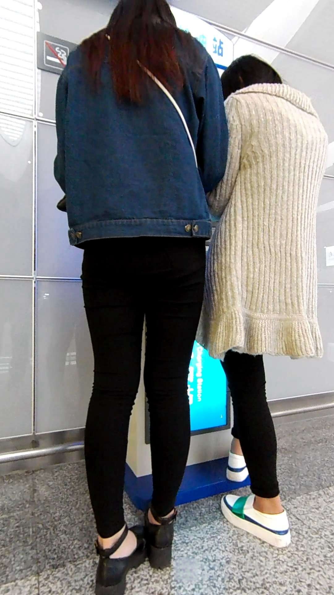 高铁站偶遇紧致黑裤翘臀美眉子[2.39G/MP4]