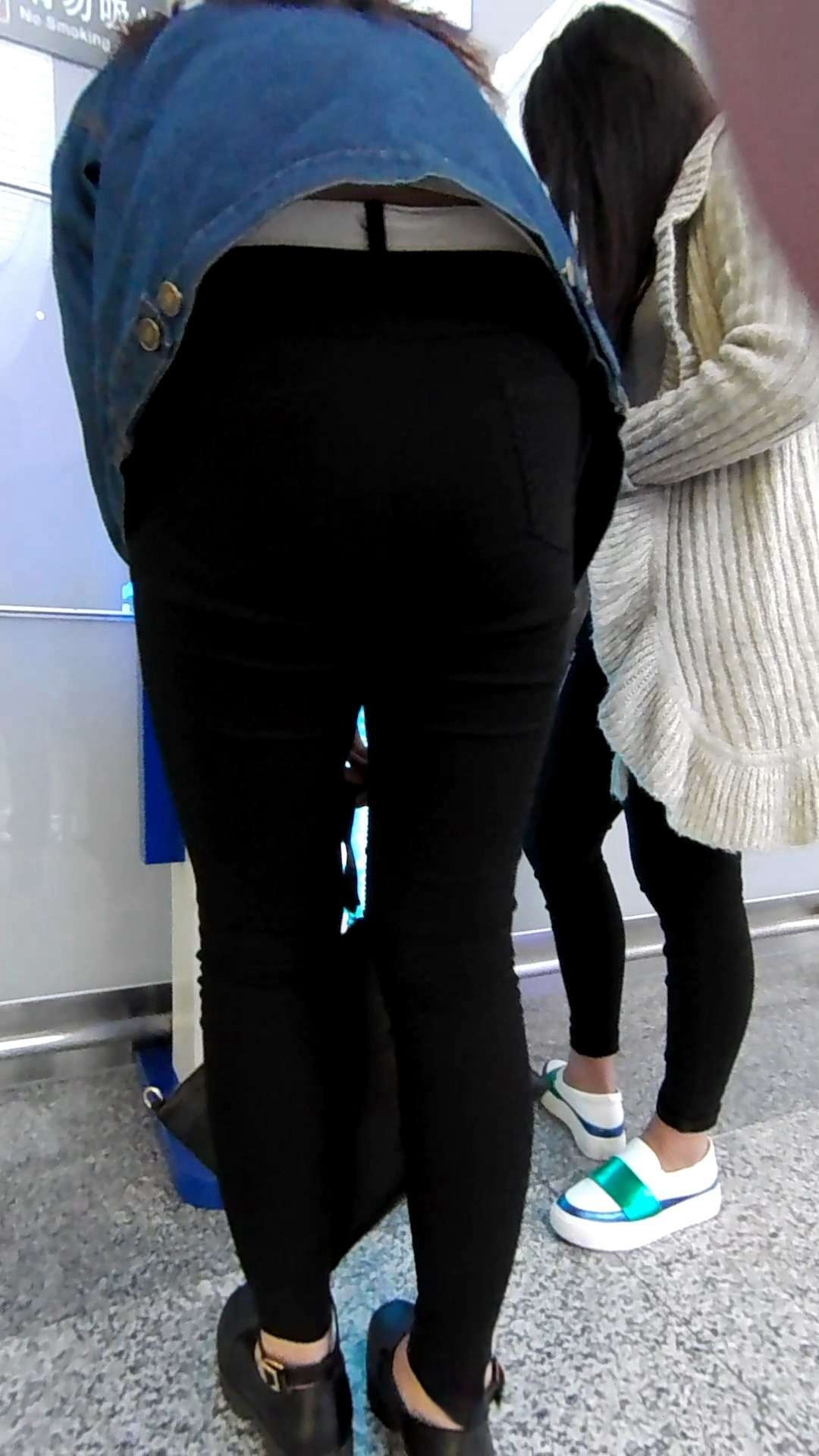 高铁站偶遇紧致黑裤翘臀美眉子[2.39G/MP4]