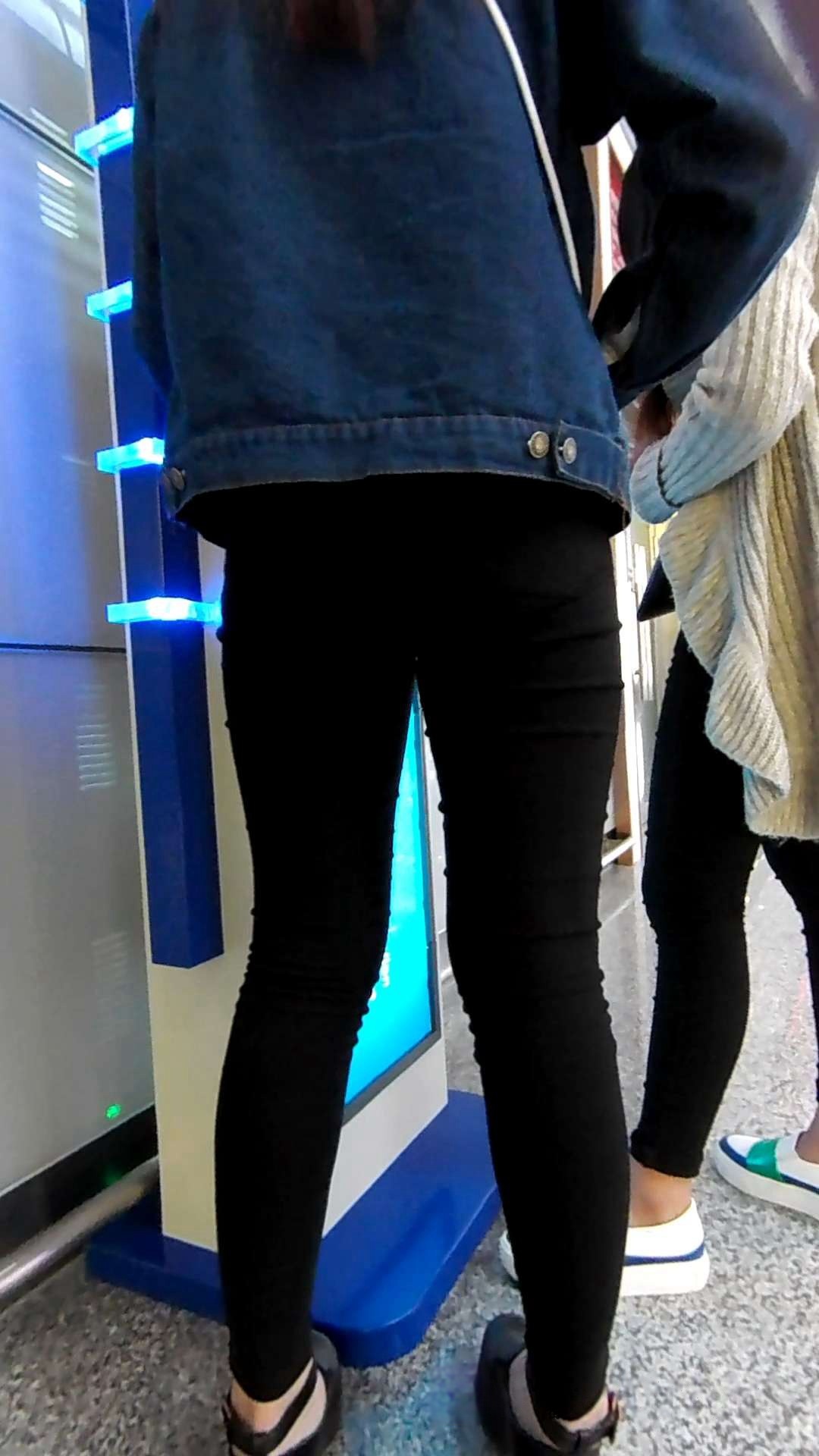 高铁站偶遇紧致黑裤翘臀美眉子[2.39G/MP4]