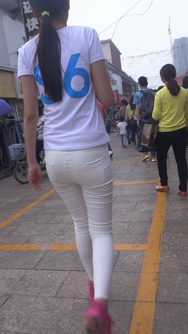 极品紧身白裤美眉[706M/MTS]