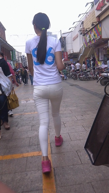 极品紧身白裤美眉[706M/MTS]