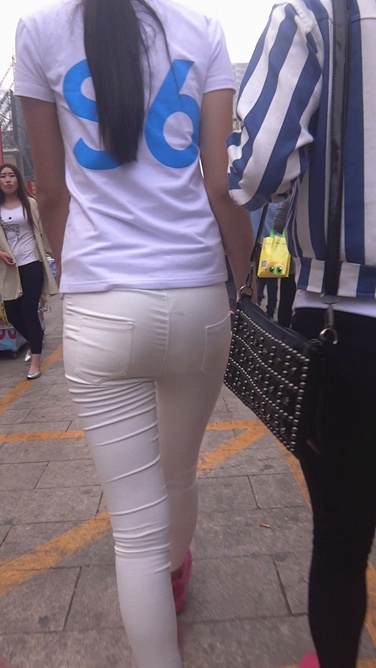 极品紧身白裤美眉[706M/MTS]