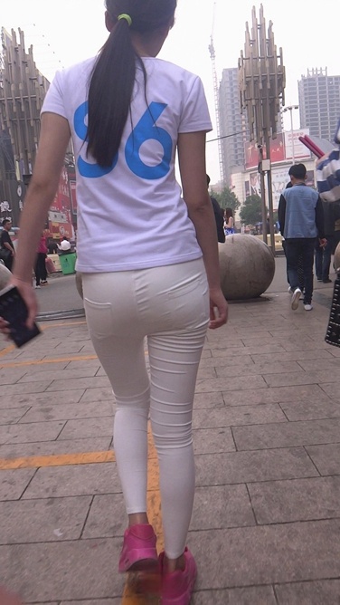 极品紧身白裤美眉[706M/MTS]