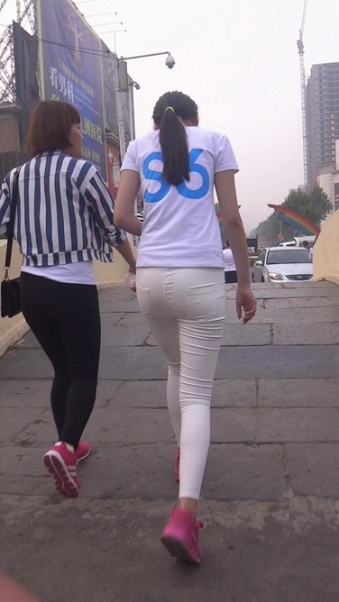 极品紧身白裤美眉[706M/MTS]