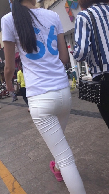 极品紧身白裤美眉[706M/MTS]