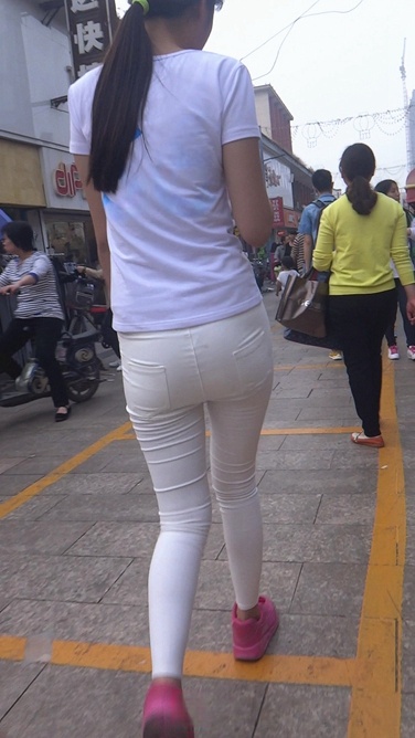 极品紧身白裤美眉[706M/MTS]