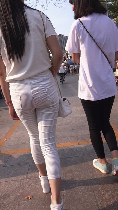 极品紧身裤翘臀小妹[926M/MTS]