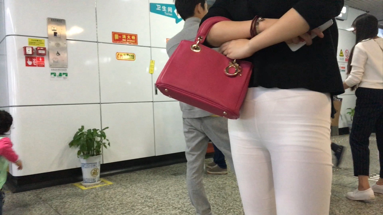 地铁站极品xinggan白裤大美女[1.25G/MOV]