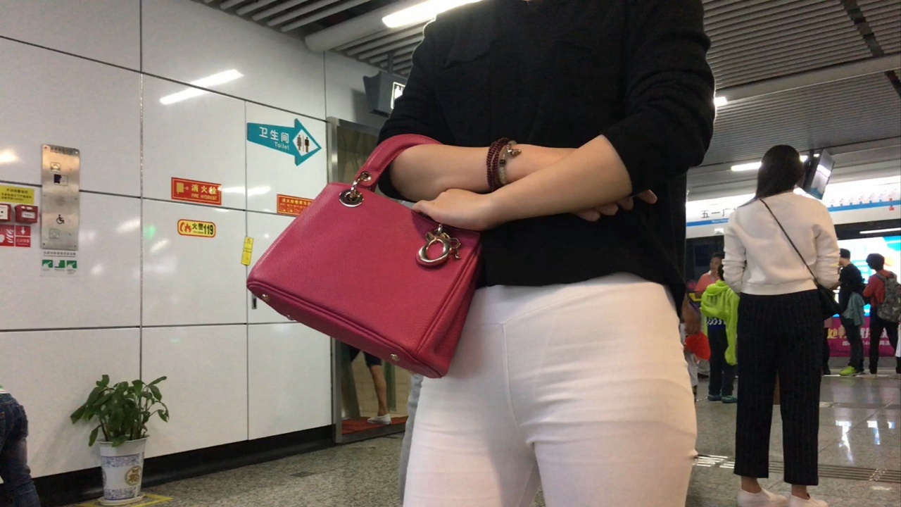 地铁站极品xinggan白裤大美女[1.25G/MOV]