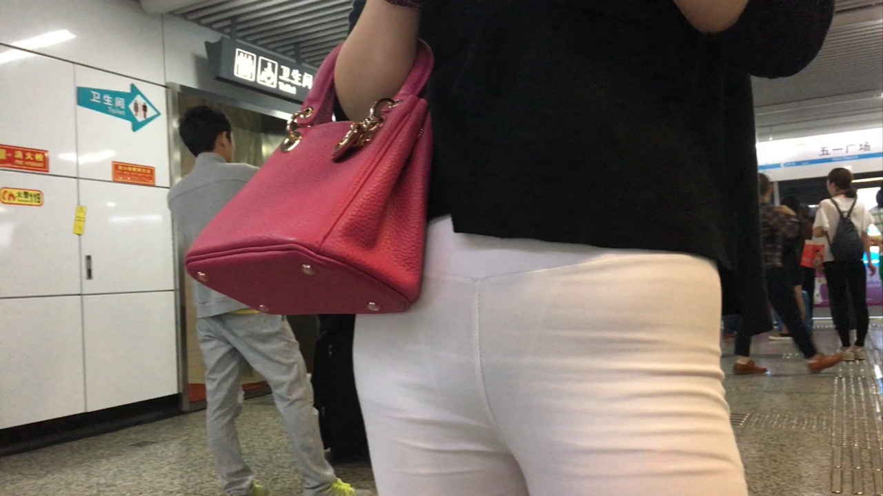 地铁站极品xinggan白裤大美女[1.25G/MOV]