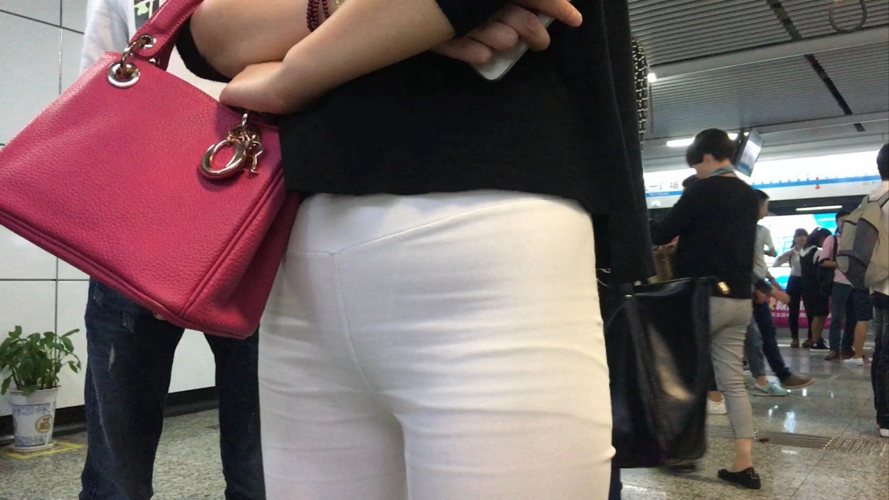 地铁站极品xinggan白裤大美女[1.25G/MOV]