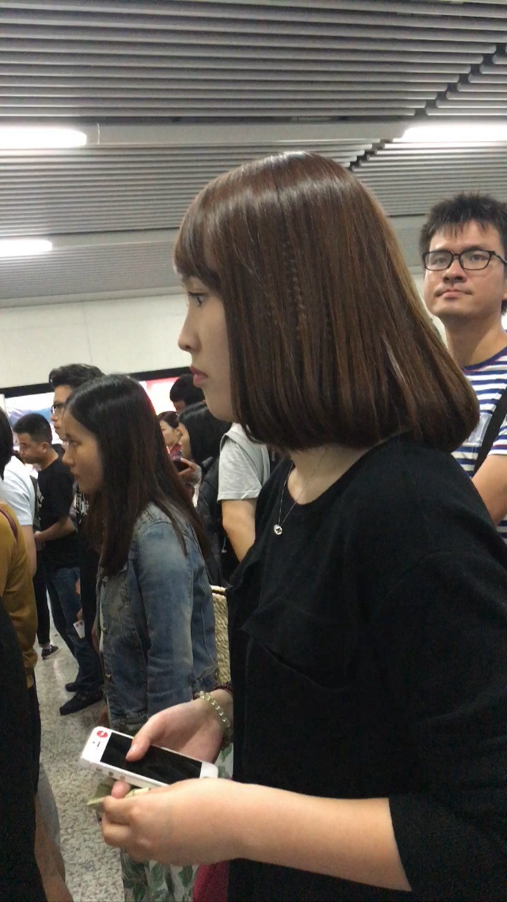 地铁站极品xinggan白裤大美女[1.25G/MOV]