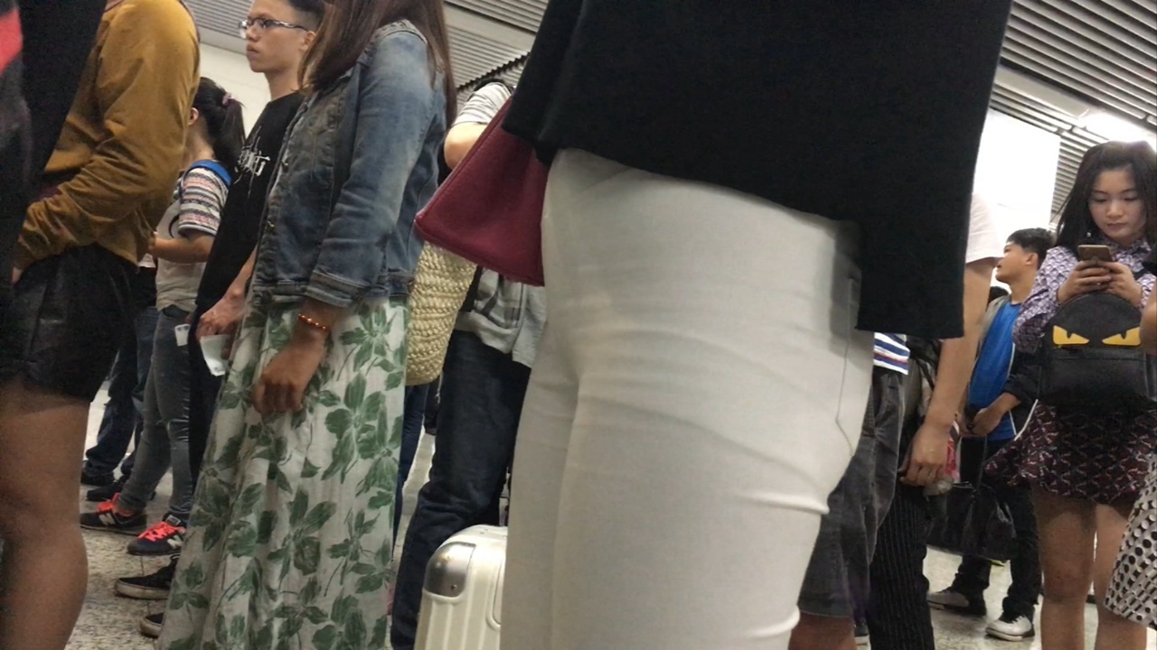 地铁站极品xinggan白裤大美女[1.25G/MOV]