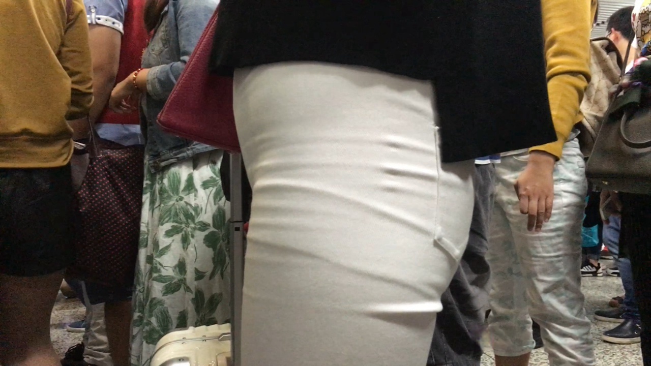 地铁站极品xinggan白裤大美女[1.25G/MOV]